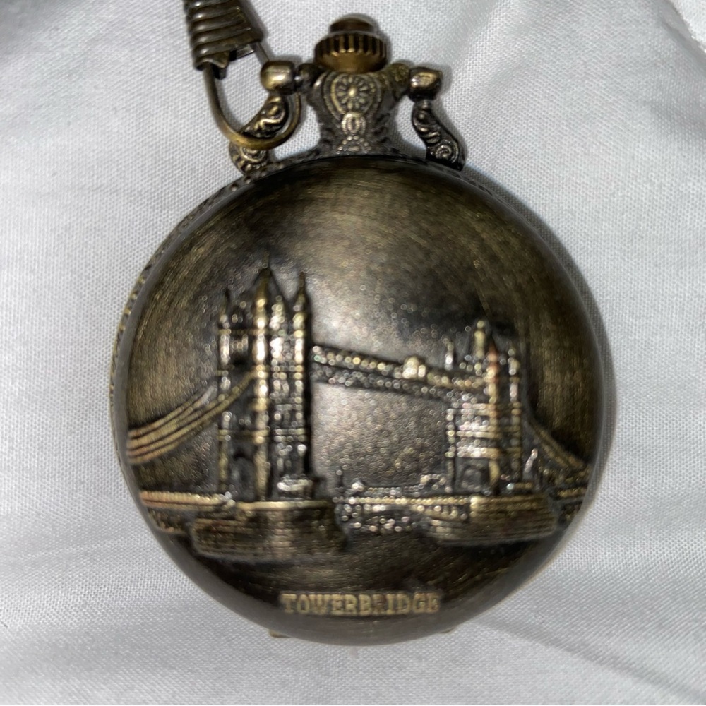 🎯 London Bridge Pocket Watch. Non-working.